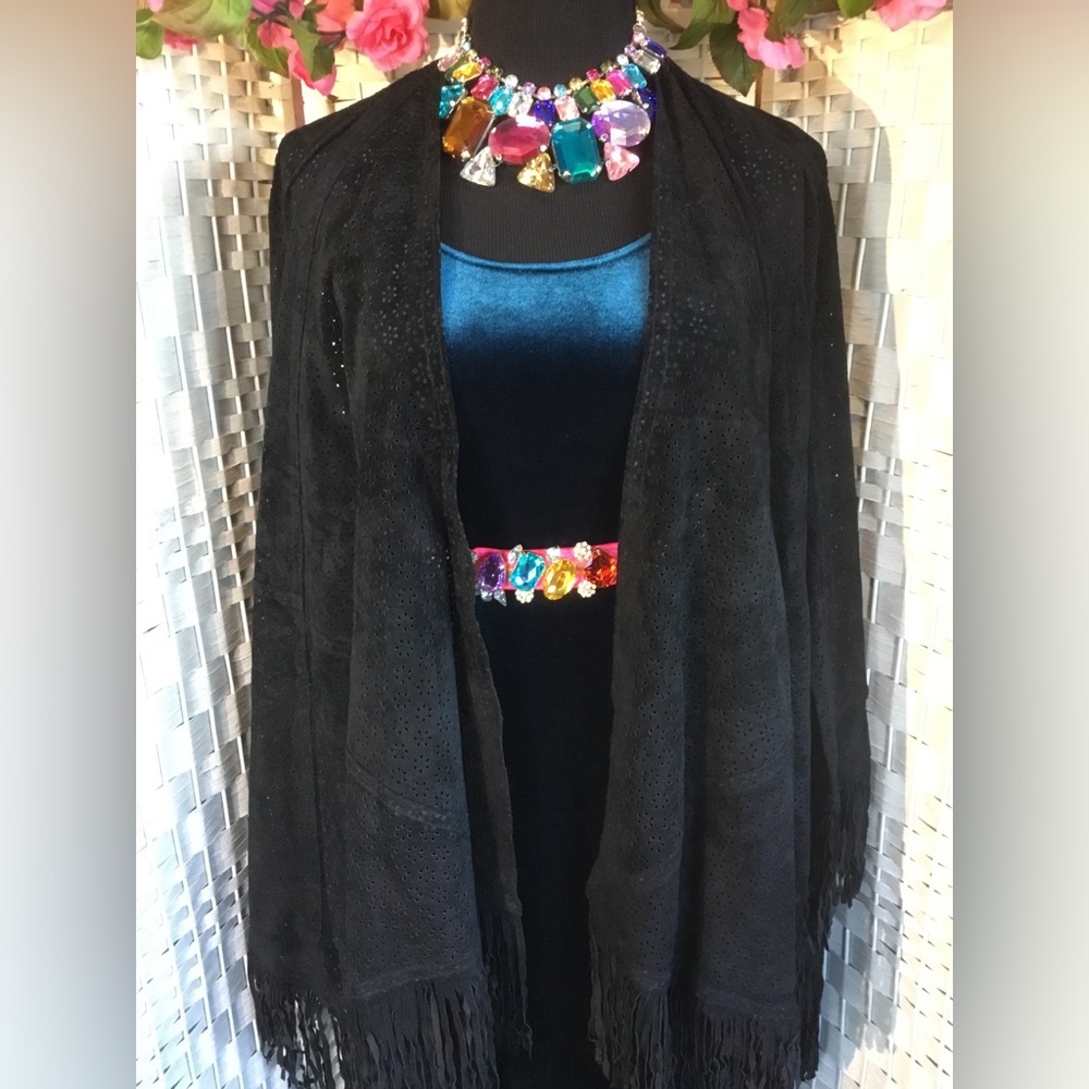 💖🌸 See new listing 🌺💜 Suzanne Somers Black Laser Cut Leather Cape Poncho - Picture 4 of 15